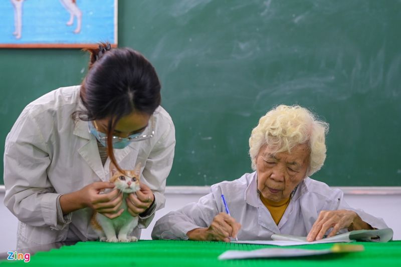 学生を指導するヴァン准教授（右）　ⓒ Zing News
